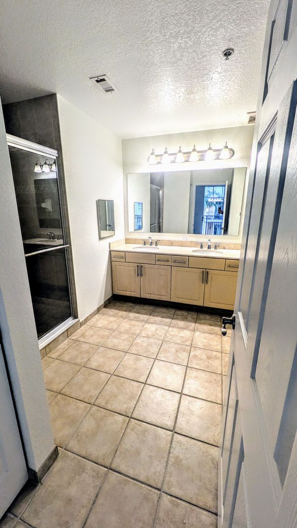 Building Photo - Annual Unfurnished 2/2 Condo in Downtown S...