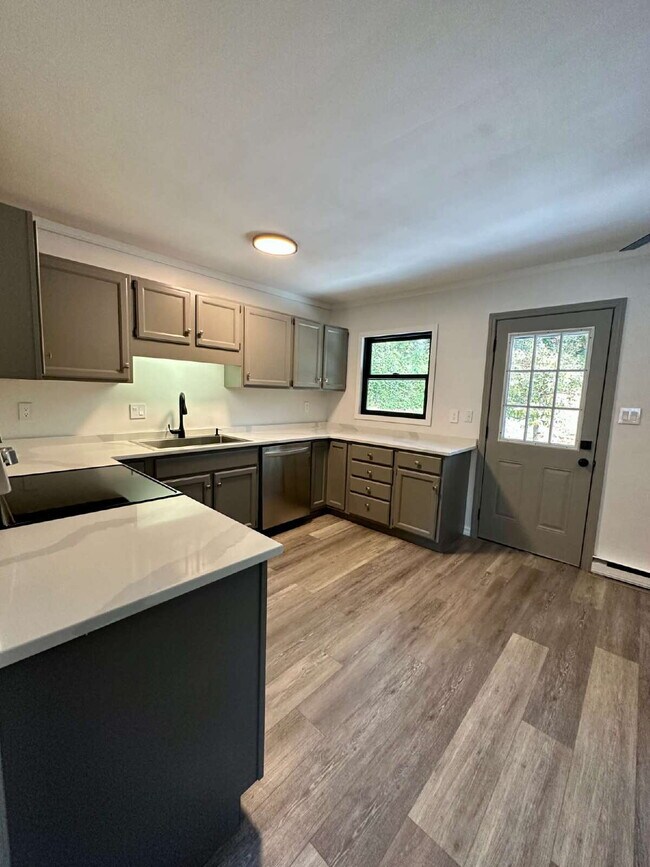 Building Photo - "Charming 2-Bed Gem with Granite Elegance ...