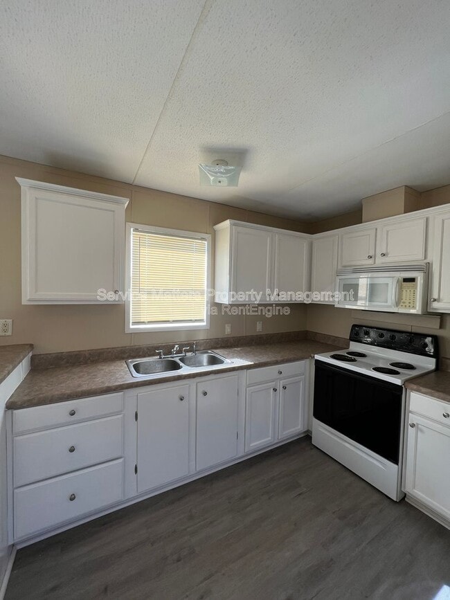 Building Photo - 4825 Douglas Dr