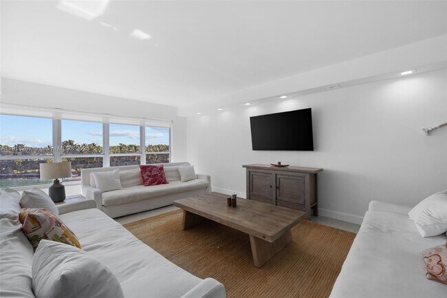 Building Photo - 9102 W Bay Harbor Dr