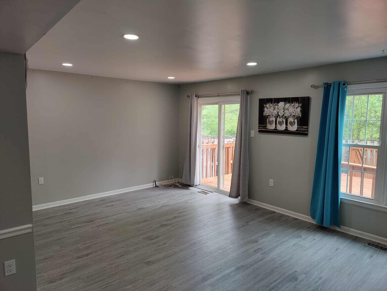Sitting room (2nd floor) - 11573 Overleigh Dr
