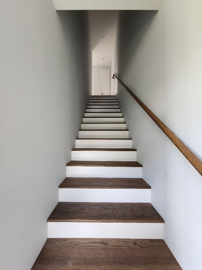 Building Photo - Beautiful 3-Bed, 3.5-Bath Townhome in Tamp...