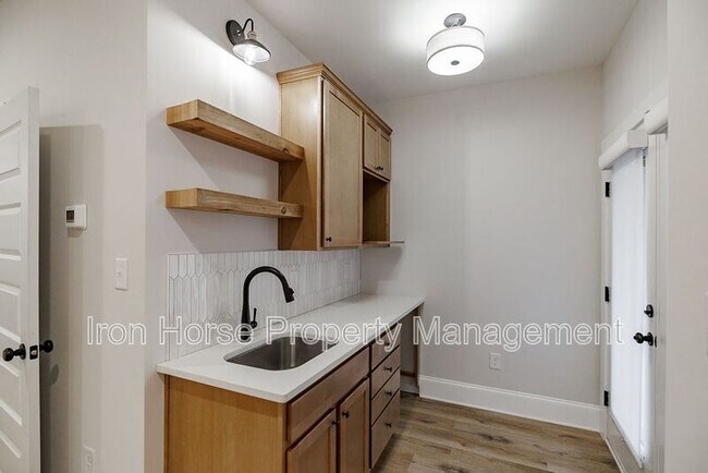 Building Photo - 125 Harper St