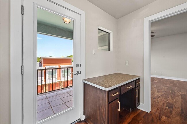 Building Photo - 1504 Lorraine Loop