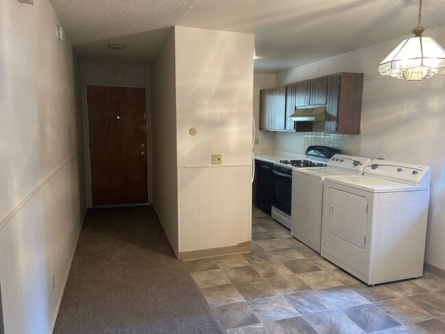 Building Photo - 2 bedroom, 1 bath condo (located on second...