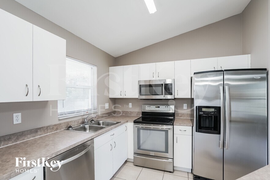 Building Photo - 2715 SW 1st Pl