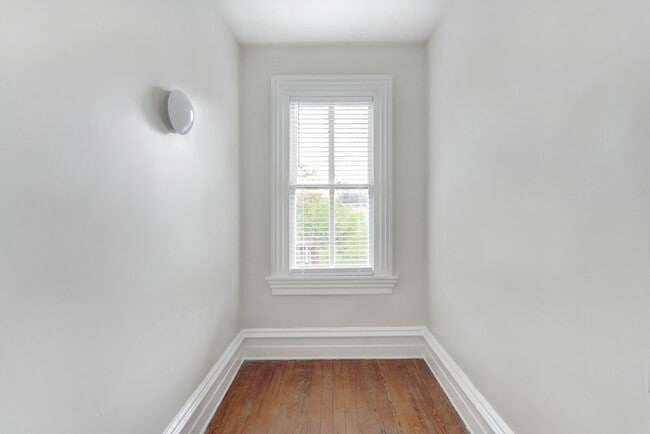 Building Photo - 218 E Henry St