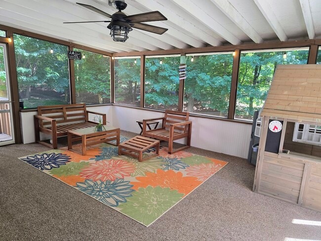 Enjoy being surrounded by trees like a cabin in the woods - 90 Martin Point Ct