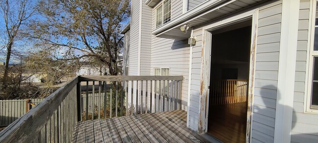 Building Photo - Spacious single family home in a quiet neighborhood