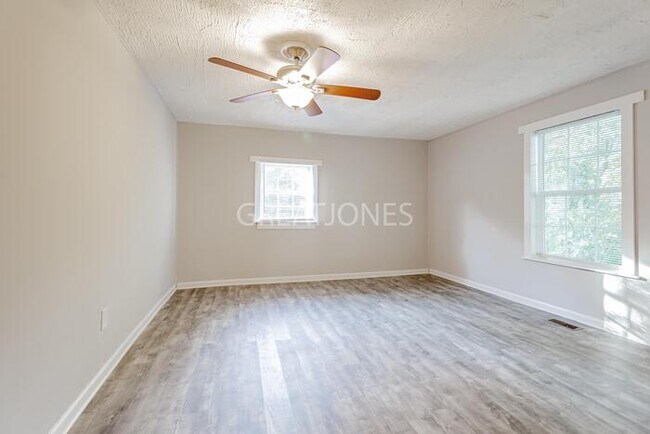 Building Photo - HOLIDAY SPECIAL! SIGN A LEASE BY NOVEMBER ...