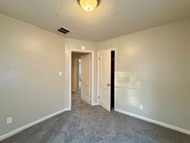 Building Photo - 713 S Oliver Ave