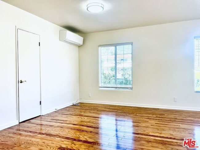 Building Photo - 2401 Beachwood Dr