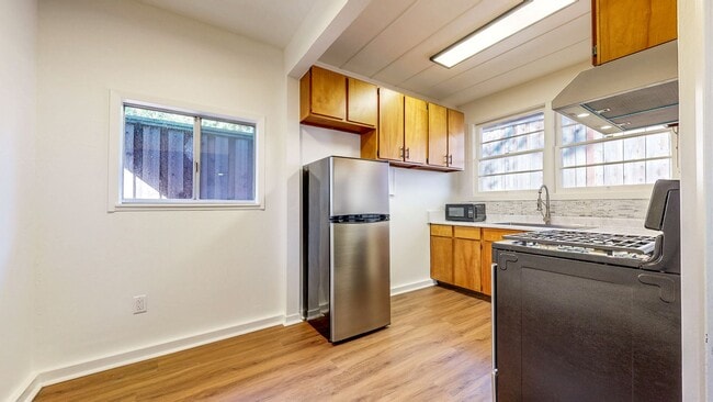 Building Photo - Cozy and Spacious 1 Bedroom 1 Bathroom Single Family Home! Landscaping and Garbage Included!