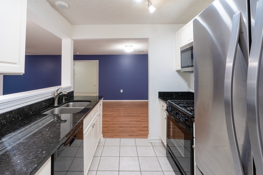 Building Photo - 10024 Vanderbilt Cir