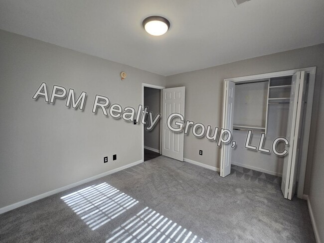 Building Photo - Private Country Feel Close to Downtown