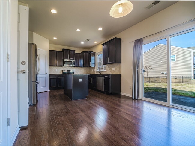 Building Photo - 1089 Wallace Lake Rd