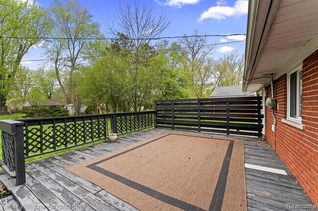 Building Photo - 2479 Ivanhoe Dr