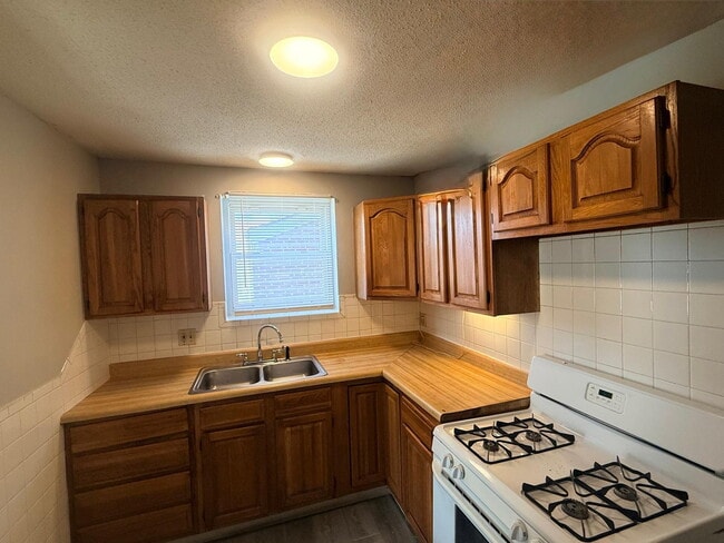 Building Photo - "Charming 3-Bed, 1 bath Retreat with Beautiful Floors on Laura Avenue!"