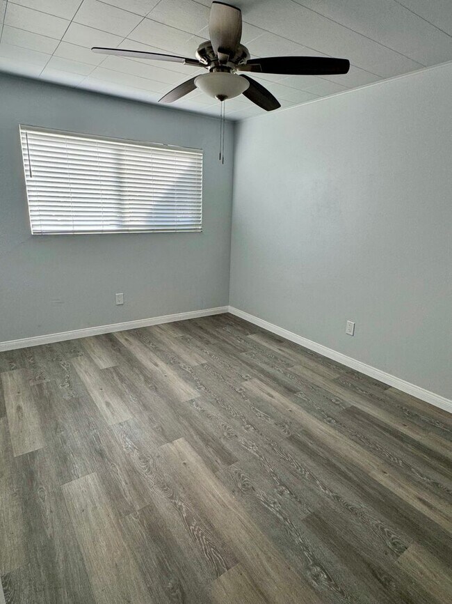 Building Photo - Beautiful 3 Bed/2 Bath Walking Distance fr...