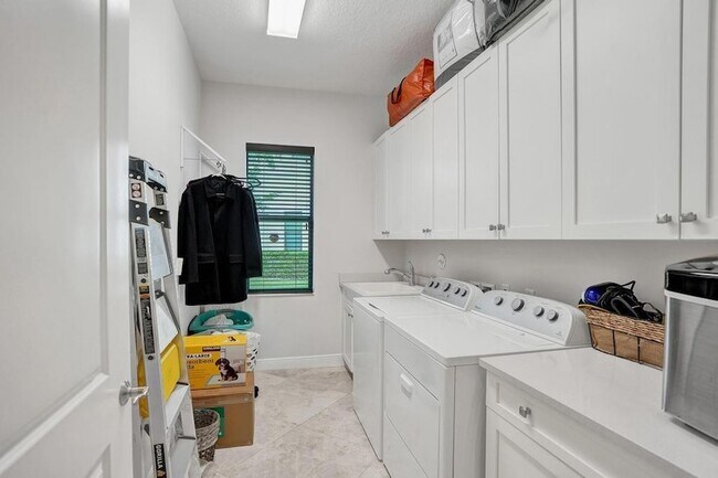 Building Photo - 8210 NW 115th Way