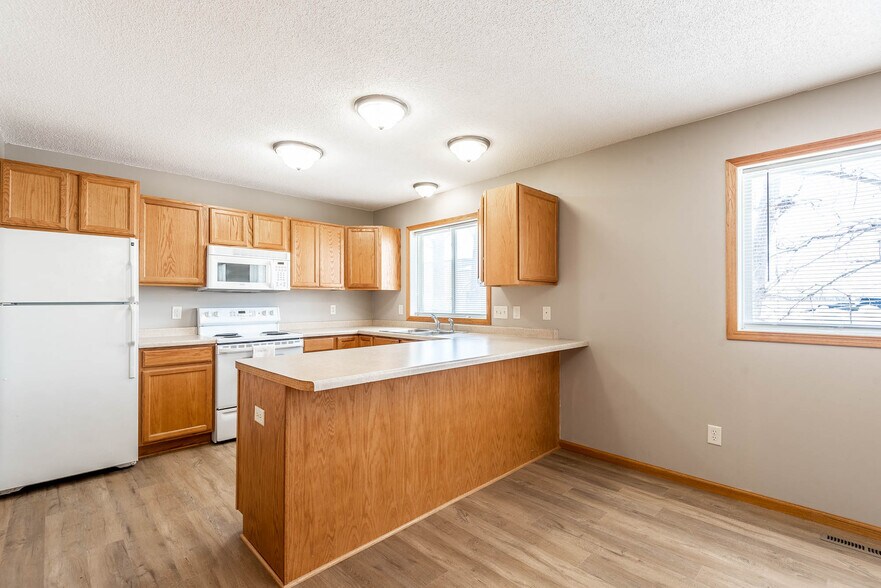 Building Photo - 220 Lakeview Dr