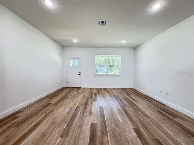 Building Photo - 8419 N Saxon Way