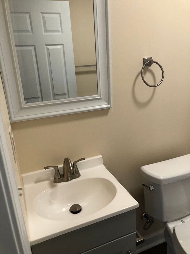 Building Photo - 2016 Iris Rd