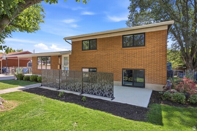 Building Photo - 284 S 250 W