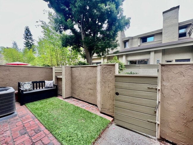 Building Photo - Beautiful 3B/2.5BA W/ Attached 2 Car Garage & W/D in La Jolla!