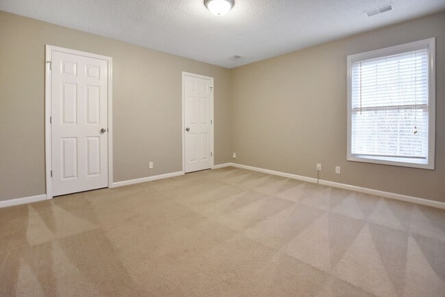 Building Photo - Pet Friendly Four Bedroom with Bonus!