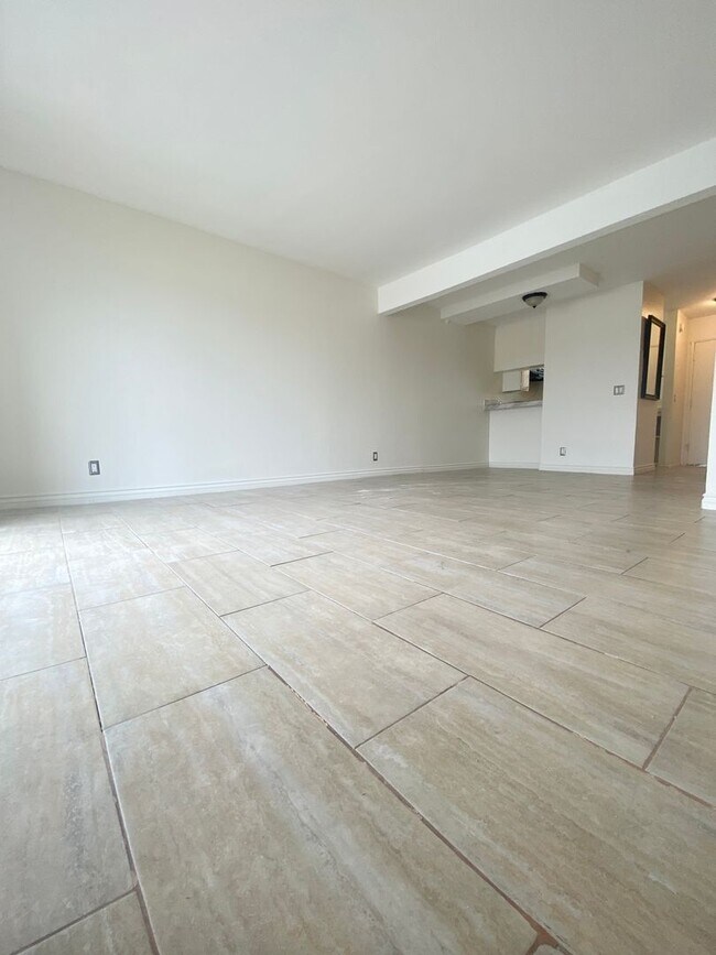 Building Photo - 16046 Wyandotte St