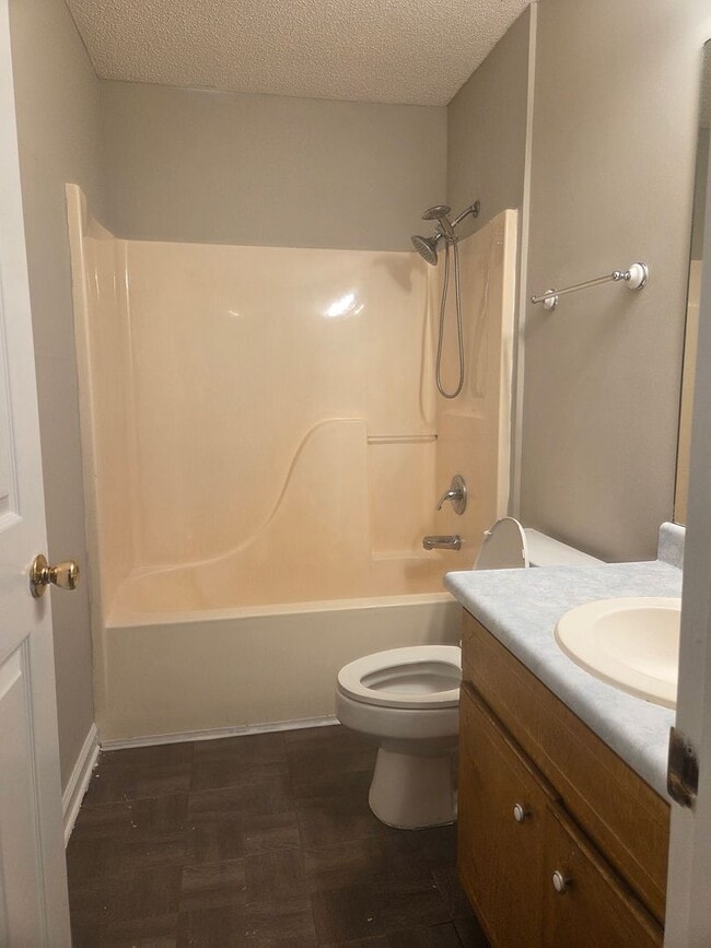 Building Photo - Beautiful very spacious 4 Bed/2 Bath
