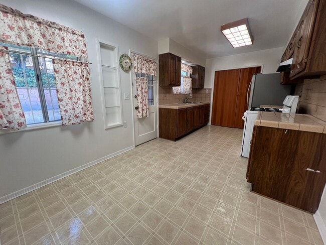 Building Photo - Spacious 3B 1.5BA Single Family Residence ...
