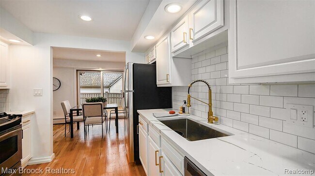 Building Photo - 343 S Elm St