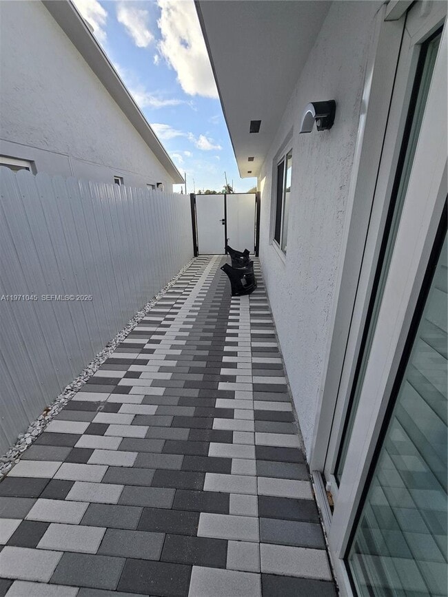 Building Photo - 869 W 37th St