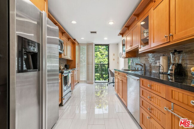 Building Photo - 502 San Vicente Blvd