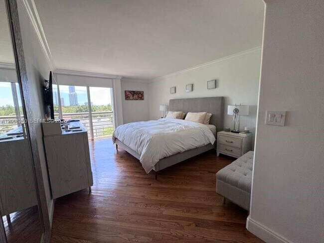 Building Photo - 2400 SW 3rd Ave