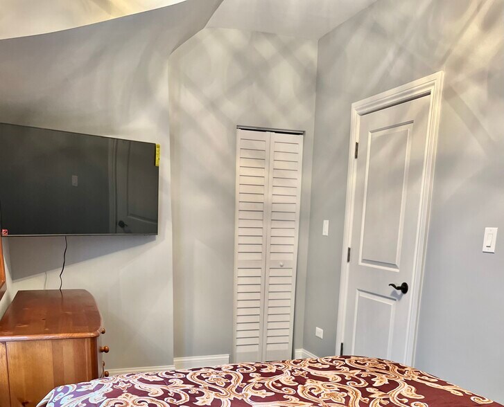 Building Photo - 1059 N Mayfield Ave