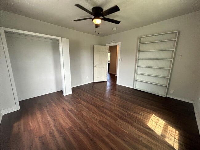 Building Photo - 400 Symes St