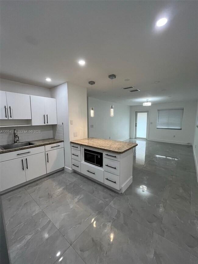 Building Photo - 2783 SW 33rd Ave