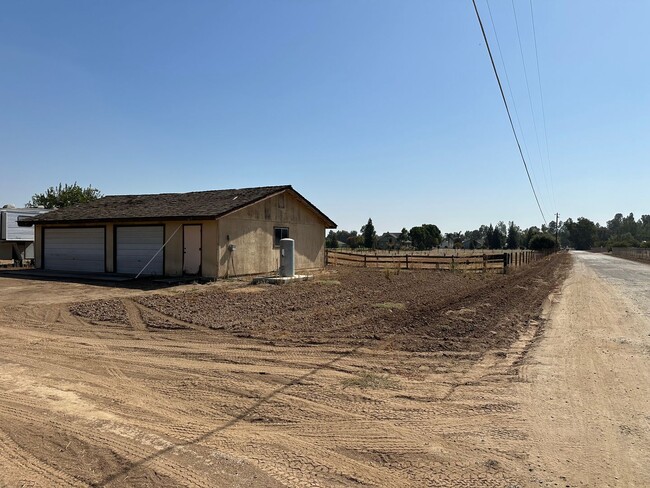 Building Photo - Country living at its finest!