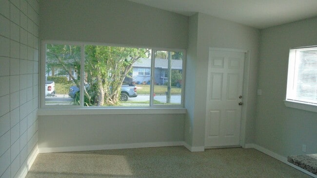 Building Photo - Charming Duplex nestled in the Heart of Wi...