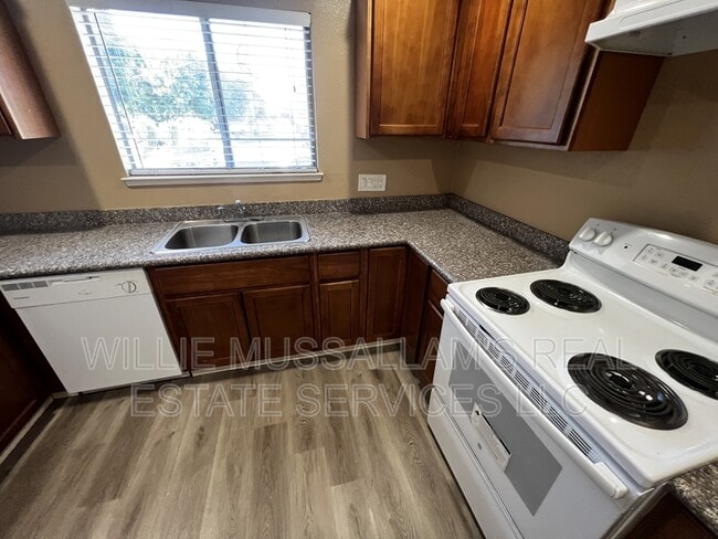 Building Photo - 1625 Court Dr