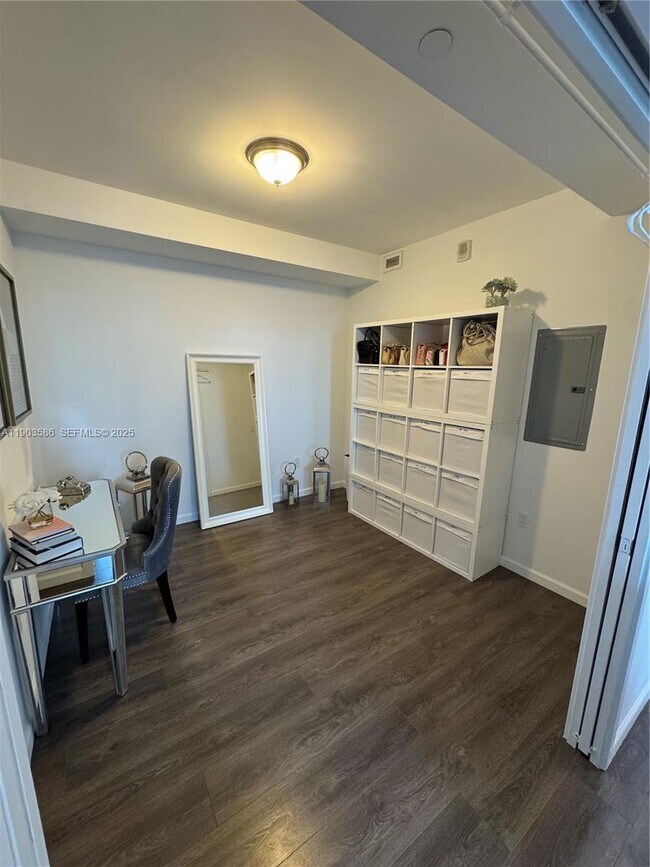 Building Photo - 601 NE 27th St