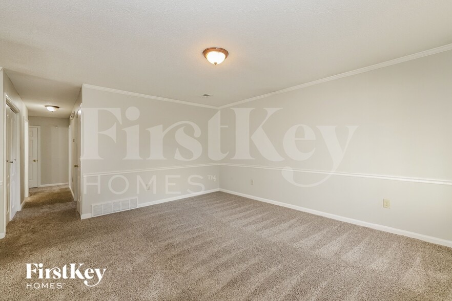 Building Photo - 2852 Beverly Hill St