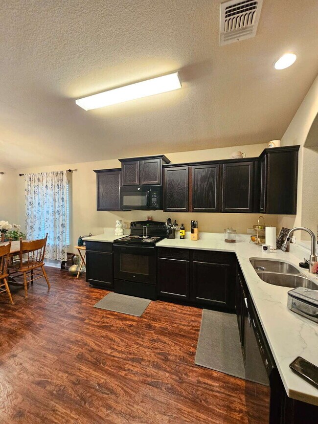 Building Photo - Charming 3-Bed Oasis in Lockhart with Styl...