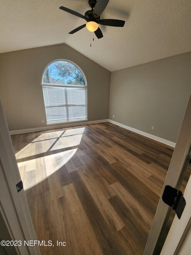 Building Photo - 2071 Thornhill Drive