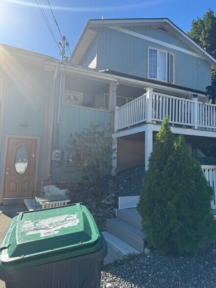 Building Photo - 8 Spruce Ave