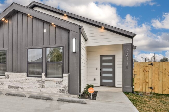 Building Photo - 7811 Sandra St