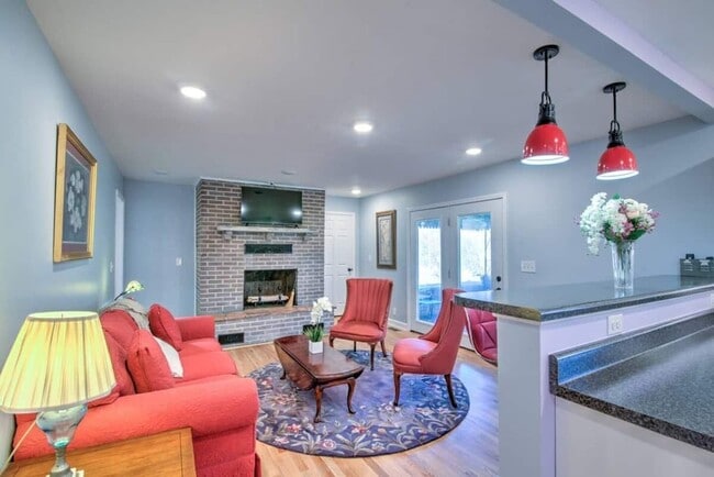 Building Photo - 201 Springdale Rd